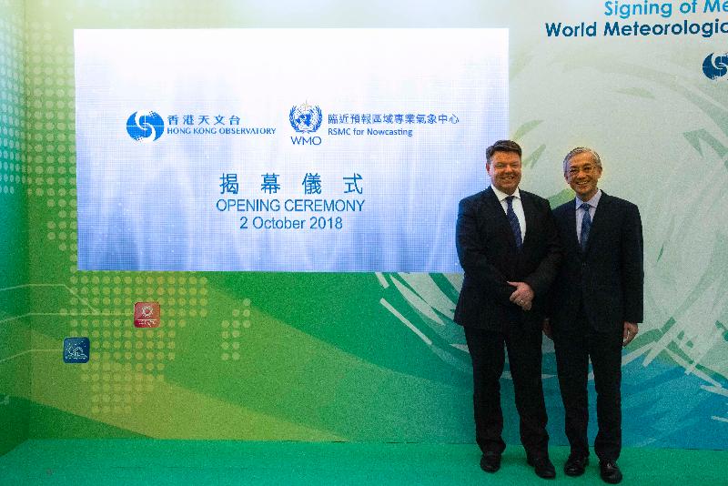 香港天文台台長岑智明（右）和世界氣象組織秘書長佩特里．塔拉斯教授（左）今日（十月二日）為天文台臨近預報區域專業氣象中心主持揭幕儀式。