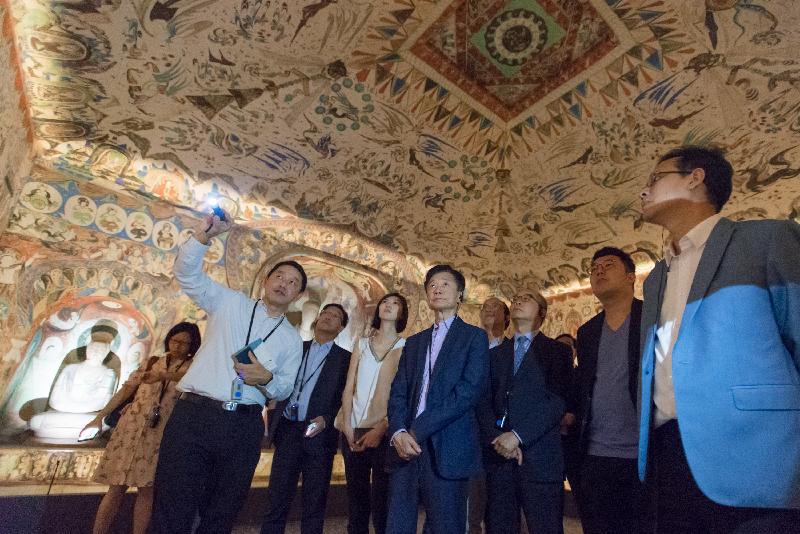 立法会议员今日（十月二日）听取香港文化博物馆馆长（历史）林国辉（左二）简介「数码敦煌——天上人间的故事」展览的展品特色。