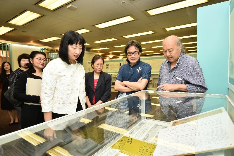 "The Academic & Art Publications of Professor Jao Tsung-i" exhibition is being held from today (October 3) until February 26 next year at the Hong Kong Central Library. Photo shows the Director of Leisure and Cultural Services, Ms Michelle Li (front left), touring the exhibition with guests.
