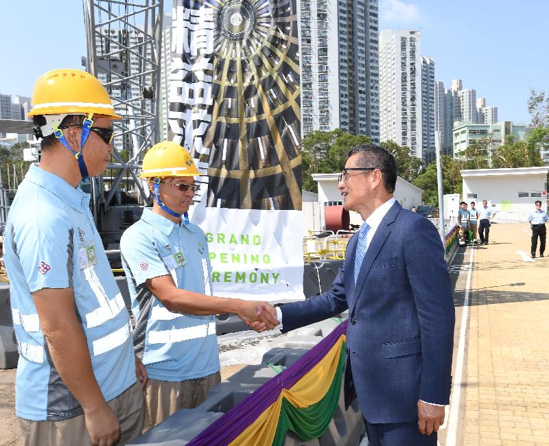 財政司司長陳茂波（右）今日（十月三日）上午出席香港建造學院開幕典禮，並參觀展覽。