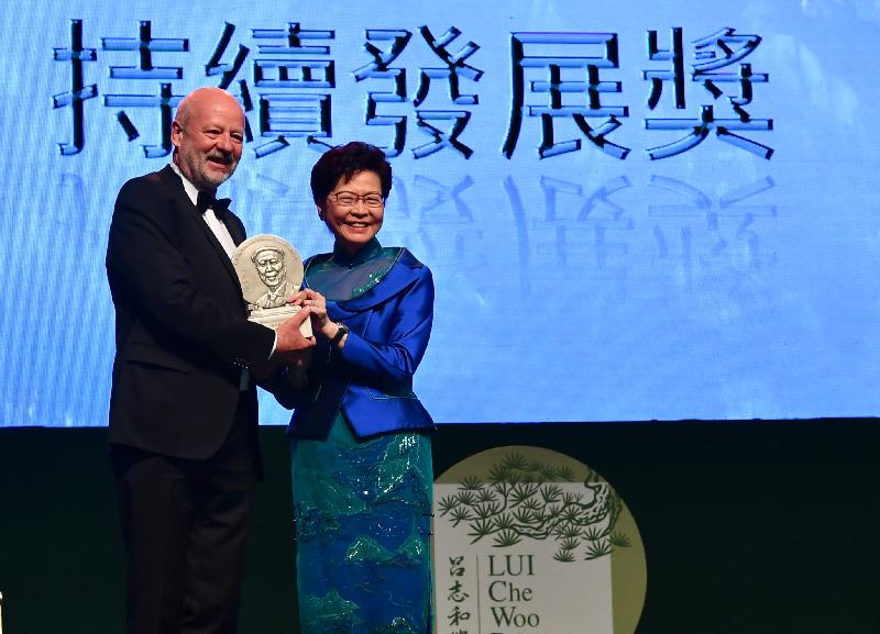The Chief Executive, Mrs Carrie Lam, attended the Lui Che Woo Prize - Prize for World Civilisation Prize Presentation Ceremony held at the Hong Kong Convention and Exhibition Centre this evening (October 3). Photo shows Mrs Lam (right) presenting the Sustainability Prize to Mr Hans-Josef Fell (left).