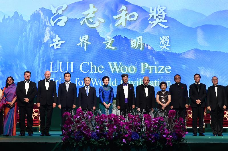 The Chief Executive, Mrs Carrie Lam, attended the Lui Che Woo Prize - Prize for World Civilisation Prize Presentation Ceremony held at the Hong Kong Convention and Exhibition Centre this evening (October 3). Mrs Lam (sixth left) is pictured at the ceremony with the Founder and Chairman of the Board of Governors cum Prize Council of the Lui Che Woo Prize, Dr Lui Che-woo (sixth right), and his wife, Mrs Lui Chiu Kam-ping (fourth right); Vice Chairman of the National Committee of the Chinese People's Political Consultative Conference Mr Tung Chee Hwa (fifth right); the Director of the Liaison Office of the Central People's Government in the Hong Kong Special Administrative Region (HKSAR), Mr Wang Zhimin (fifth left); the Commissioner of the Ministry of Foreign Affairs of the People's Republic of China in the HKSAR, Mr Xie Feng (fourth left); the Laureate of the Sustainability Prize, Mr Hans-Josef Fell (third left); the representative for the Welfare Betterment Prize Laureate, the World Meteorological Organization (second left); the representative for the Positive Energy Prize Laureate, the Pratham Education Foundation (first left); and other guests.