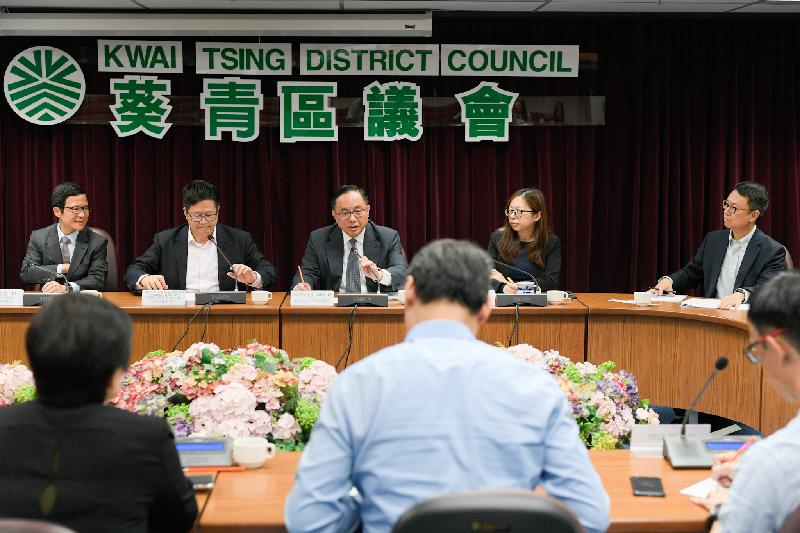 创新及科技局局长杨伟雄（中）今日（十月五日）在葵青区议会主席罗竞成（左二）和葵青民政事务专员郑健（左一）陪同下，与当区议员会面。