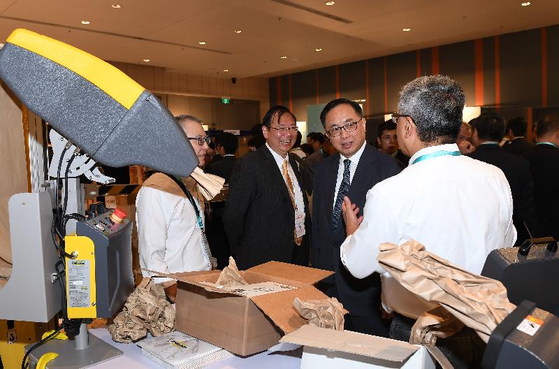 The Secretary for Innovation and Technology, Mr Nicholas W Yang (second right), is introduced to paper packaging systems and solutions, which enhance productivity and packing quality as well as allow automation functions, at the Logistics and Supply Chain MultiTech R&D Centre (LSCM) Logistics Summit 2018 today (October 5). Next to Mr Yang is the Chief Executive Officer of LSCM, Mr Simon Wong (second left).