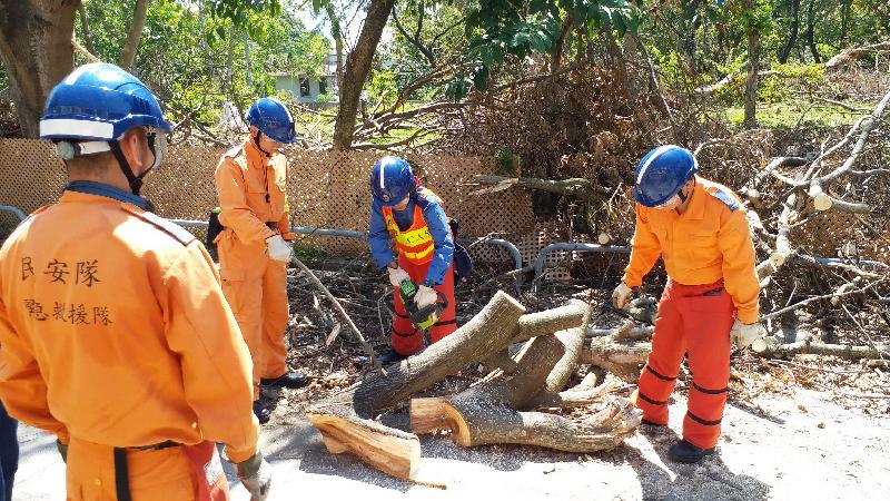 The Civil Aid Service (CAS) mobilised a total of 140 members to remote areas to assist in the relief work following the passage of Super Typhoon Mangkhut in a two-day operation which commenced yesterday (October 5). Photo shows members of the CAS cutting up fallen tree into manageable sizes for removal.