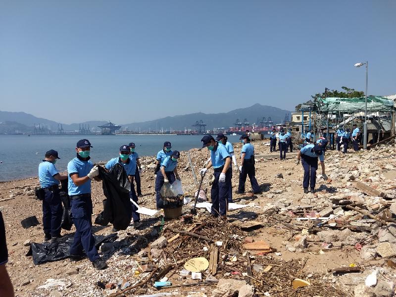 The Civil Aid Service (CAS) mobilised a total of 140 members to remote areas to assist in the relief work following the passage of Super Typhoon Mangkhut in a two-day operation which commenced yesterday (October 5). Photo shows members of the CAS help to clear storm debris on the shore. 