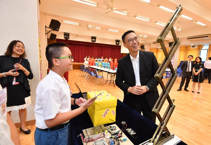 The Secretary for Education, Mr Kevin Yeung (right), visited Sha Tin District this afternoon (October 8). Mr Yeung first went to PLK Chong Kee Ting Primary School, where he learnt about the school's development of STEM (science, technology, engineering and mathematics) education.