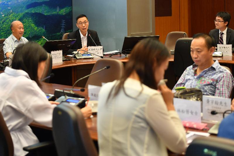 教育局局長楊潤雄（左二）今日（十月八日）到訪沙田區議會與主席何厚祥（左一）及區議員會面，就教育及其他地區事務交換意見。
