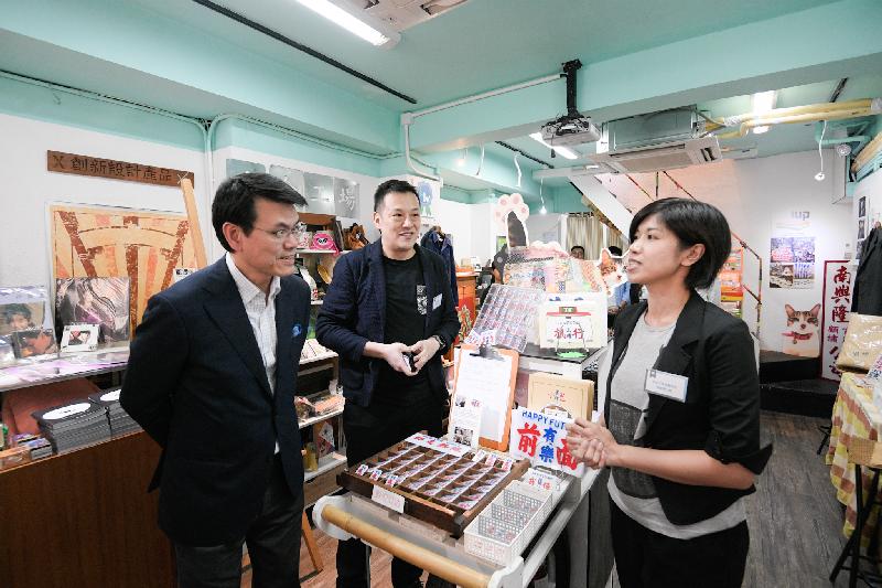 The Secretary for Commerce and Economic Development, Mr Edward Yau (left), visits a non-profit-making organisation, Life Workshop, to learn about its operation during his visit to Yau Tsim Mong District today (October 9).