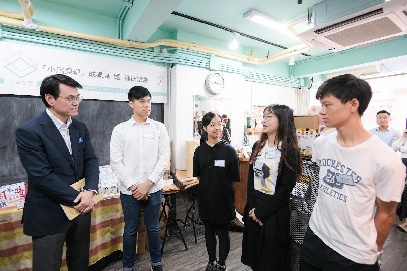 The Secretary for Commerce and Economic Development, Mr Edward Yau (first left), visits a non-profit-making organisation, Life Workshop, and chats with young people during his visit to Yau Tsim Mong District today (October 9).