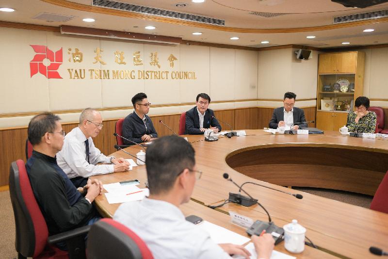 The Secretary for Commerce and Economic Development, Mr Edward Yau (third right), exchanges views with the Chairman of the Yau Tsim Mong District Council (YTMDC), Mr Chris Ip (fourth right), and YTMDC members on various local issues and updates them on the work of the Commerce and Economic Development Bureau at a meeting during his visit to Yau Tsim Mong District today (October 9). 