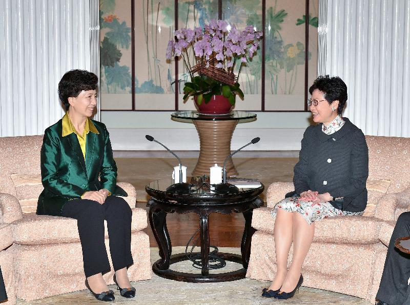 The Chief Executive, Mrs Carrie Lam (right), meets the Governor of Guizhou Province, Ms Shen Yiqin (left), at Government House this afternoon (October 9).