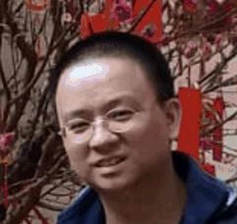 Cheung Siu-lun, aged 34, is about 1.7 metres tall, 69 kilograms in weight and of medium build. He has a round face with yellow complexion and short black hair. He was last seen wearing a grey short-sleeved shirt, black trousers, black sports shoes, a pair of glasses and carrying a black shoulder bag. 