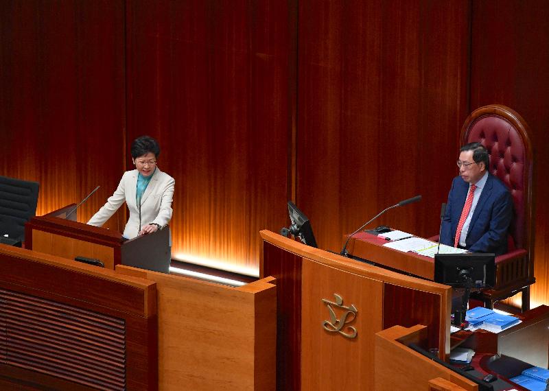 行政長官林鄭月娥（左）今日（十月十一日）在立法會出席《行政長官2018年施政報告》答問會。
