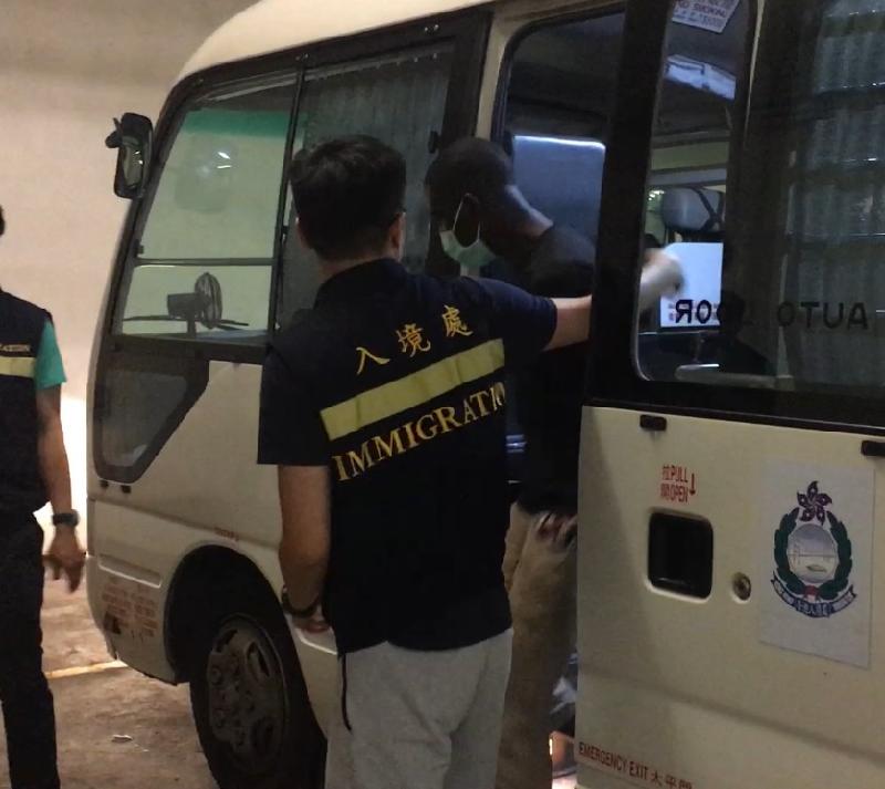 The Immigration Department mounted a joint operation with the Hong Kong Police Force and the Labour Department codenamed "Sahara" yesterday (October 10). Photo shows an illegal worker (right) arrested during the operation.