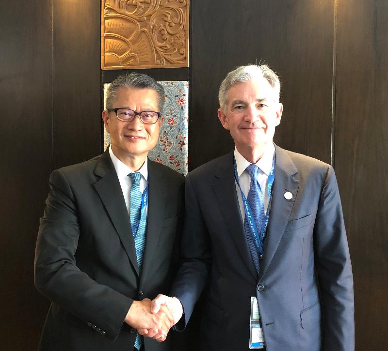 The Financial Secretary, Mr Paul Chan, today (October 11) attended the Caixin Roundtable meeting in Bali, Indonesia. Photo shows Mr Chan (left) meeting with the Chairman of the Board of Governors of the US Federal Reserve System, Mr Jerome Powell (right), before the Roundtable.