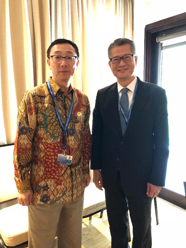 财政司司长陈茂波（右）今日（十月十二日）在印尼峇里与国际货币基金组织副总裁张涛（左）会面。