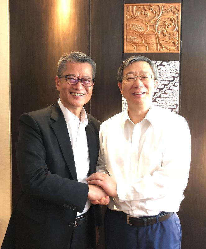 The Financial Secretary, Mr Paul Chan (left), today (October 12) meets with the Governor of the People's Bank of China, Mr Yi Gang (right), in Bali, Indonesia.