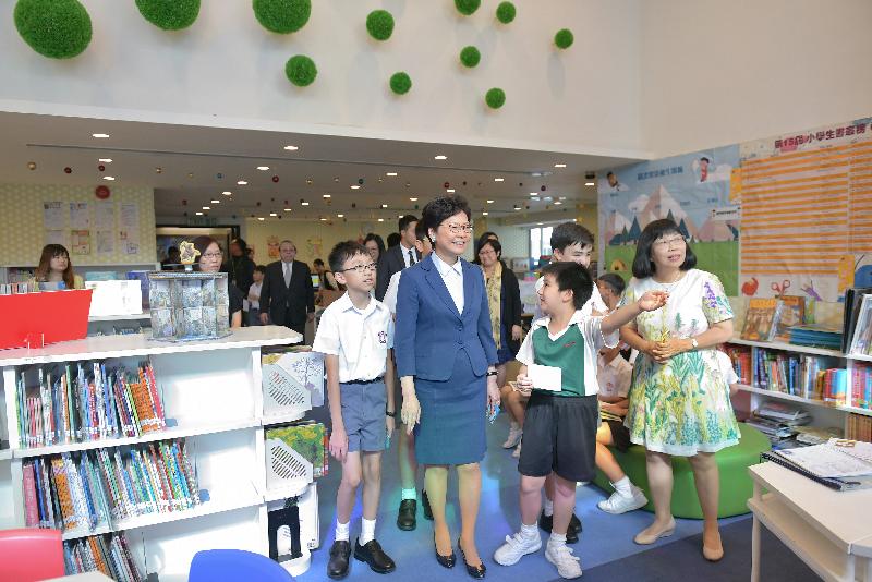 行政長官林鄭月娥今日（十月十二日）下午到訪位於深水埗的英華小學。圖示林鄭月娥（左二）參觀學校圖書館。