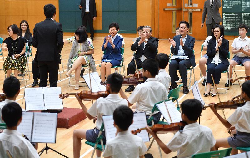 行政長官林鄭月娥今日（十月十二日）下午到訪位於深水埗的英華小學。圖示林鄭月娥（前排右四）觀賞管弦樂團表演。