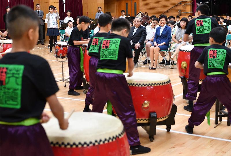 The Chief Executive, Mrs Carrie Lam, visited Ying Wa Primary School in Sham Shui Po this afternoon (October 12). Picture shows Mrs Lam (front row, second right) watching the performance by the Chinese drum team.