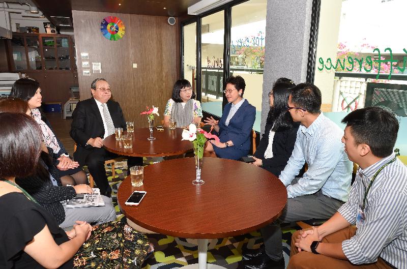 The Chief Executive, Mrs Carrie Lam, visited Ying Wa Primary School in Sham Shui Po this afternoon (October 12). Picture shows Mrs Lam (fourth right) meeting with the Supervisor of the school, Mr Tsang Chiu-kwan (sixth right), the Headmistress, Ms Maria Lam (fifth right), and the teaching staff.