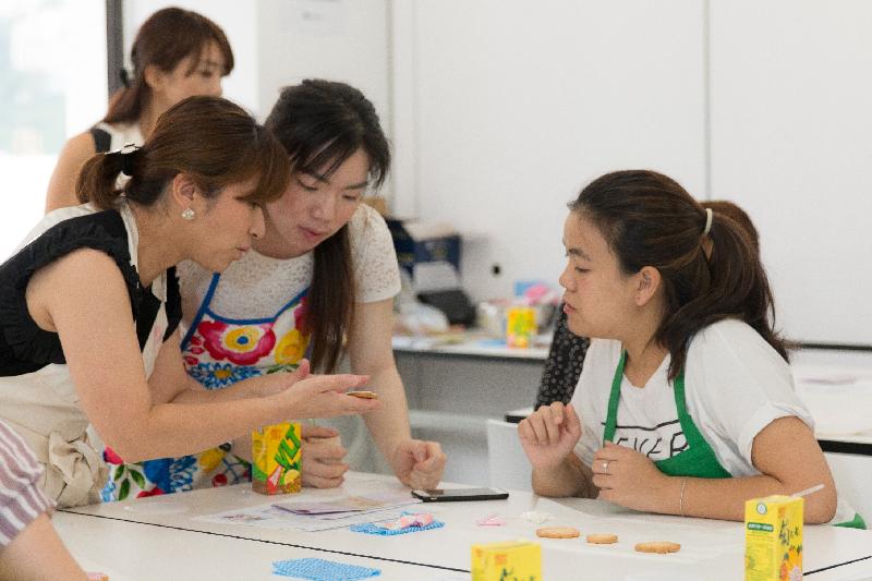 The Japan Salonaise Association officially opened its bakery training school in Hong Kong today (October 13). All of the courses in Hong Kong will be taught by its Japanese instructors with an interpreter.