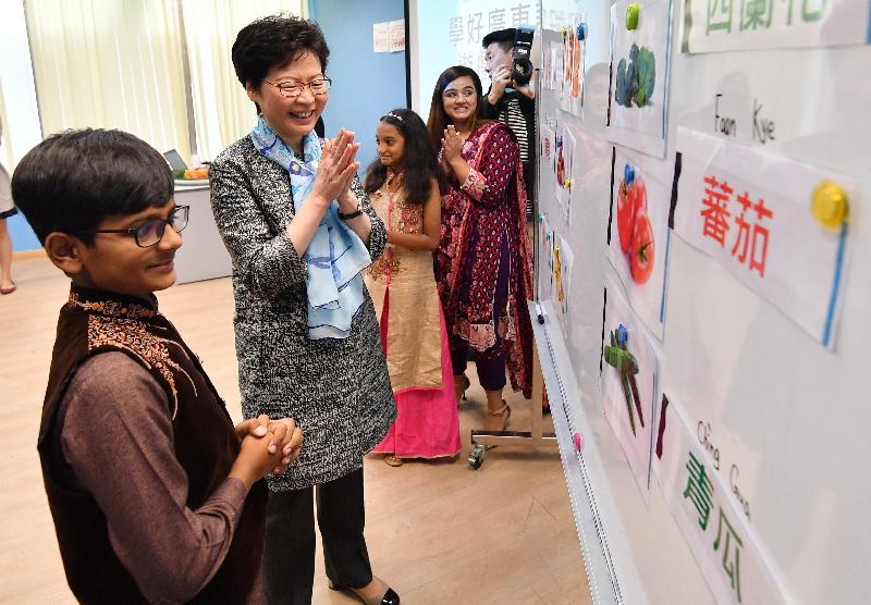 The Chief Executive, Mrs Carrie Lam, visited the LINK Support Service Centre for Ethnic Minorities (LINK Centre) to introduce to them support measures for ethnic minorities in the Policy Address and inspected the site of the District Health Centre in Kwai Tsing District in the morning today (October 13). Picture shows Mrs Lam (second left) playing games with the children who are participating in a Chinese learning class.