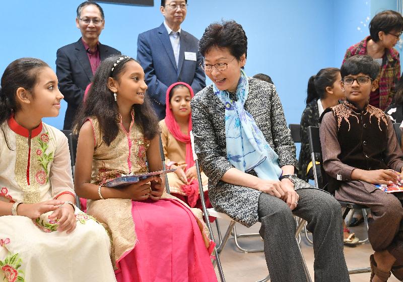 The Chief Executive, Mrs Carrie Lam, visited the LINK Support Service Centre for Ethnic Minorities (LINK Centre) to introduce to them support measures for ethnic minorities in the Policy Address and inspected the site of the District Health Centre in Kwai Tsing District in the morning today (October 13). Picture shows Mrs Lam (front row, second right) chatting with the children in the LINK Centre.