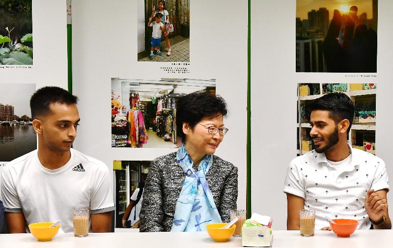 The Chief Executive, Mrs Carrie Lam, visited the LINK Support Service Centre for Ethnic Minorities (LINK Centre) to introduce to them support measures for ethnic minorities in the Policy Address and inspected the site of the District Health Centre in Kwai Tsing District in the morning today (October 13). Picture shows Mrs Lam (centre) chatting with the ethnic minorities in the LINK Centre.