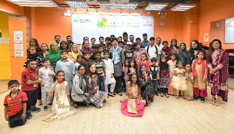 The Chief Executive, Mrs Carrie Lam, visited the LINK Support Service Centre for Ethnic Minorities (LINK Centre) to introduce to them support measures for ethnic minorities in the Policy Address and inspected the site of the District Health Centre in Kwai Tsing District in the morning today (October 13). Picture shows Mrs Lam (eighth left in front standing row) posing with the ethnic minorities in the Link Centre.