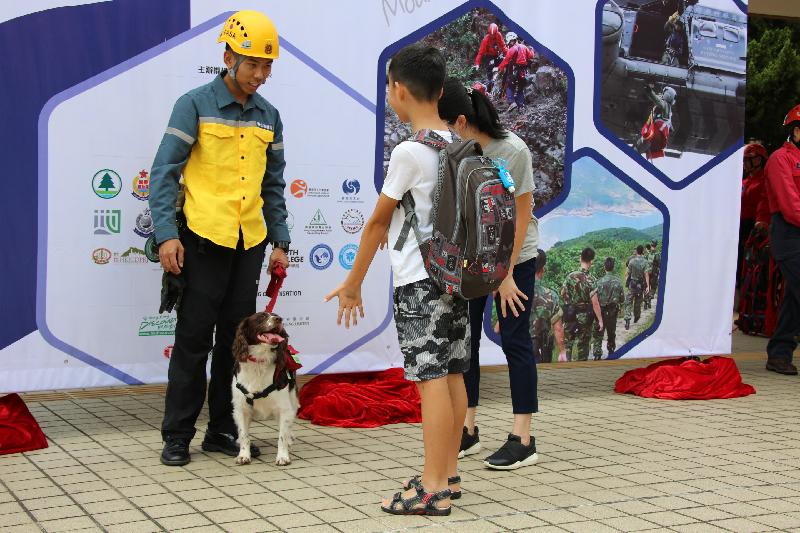 The Civil Aid Service held the Mountaineering Safety Promotion Day 2018 with various government departments and mountaineering organisations today (October 14) at Tuen Mun Cultural Square. Photo shows introduction of Fire Services Department rescue dogs.