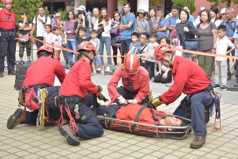 The Civil Aid Service (CAS) held the Mountaineering Safety Promotion Day 2018 with various government departments and mountaineering organisations today (October 14) at Tuen Mun Cultural Square. Photo shows demonstration of mountain rescue by CAS members.
