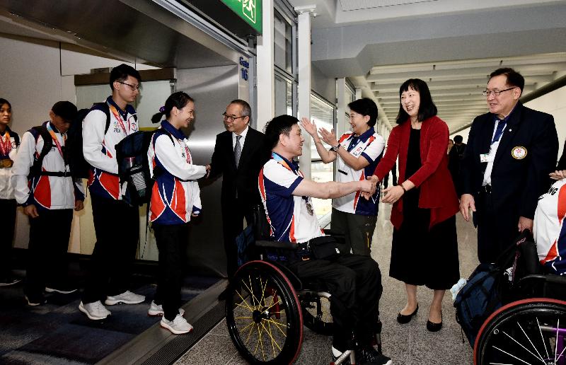 The prize-winning Hong Kong, China Delegation to the Indonesia 2018 Asian Para Games returned to Hong Kong this afternoon (October 14). Photo shows the Secretary for Home Affairs, Mr Lau Kong-wah (fifth right); the Permanent Secretary for Home Affairs, Mrs Cherry Tse (third right); the Director of Leisure and Cultural Services, Ms Michelle Li (second right); and the Honorary President of the Hong Kong Paralympic Committee & Sports Association for the Physically Disabled, Dr York Chow (first right) greeting the delegation members at Hong Kong International Airport.
