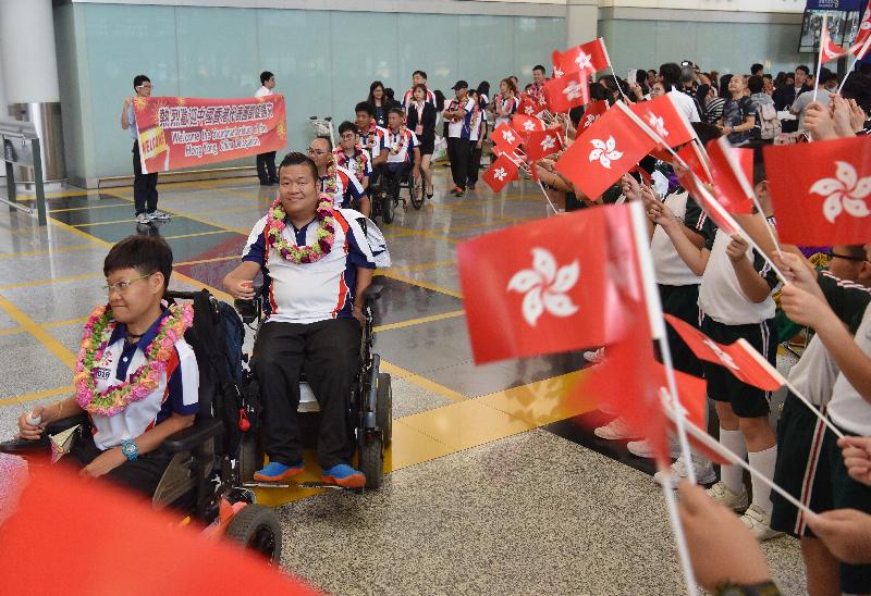 The Hong Kong Special Administrative Region Government hosted a Welcome Home Ceremony at Hong Kong International Airport this afternoon (October 14) to mark the triumphant return of the Hong Kong, China Delegation to the Indonesia 2018 Asian Para Games. Photo shows the athletes receiving a warm welcome from students at the arrival hall.