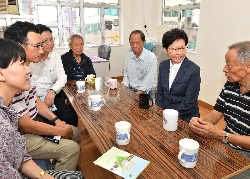 The Chief Executive, Mrs Carrie Lam, visited an old building in Sai Ying Pun this afternoon (October 14) to know more about support measures the residents need in carrying out building maintenance works and introduce to them relevant measures in the Policy Address. Picture shows Mrs Lam exchanging views with the residents who are also members of the owners' corporation. (From left) The District Officer (Central & Western), Mrs Susanne Wong, the Director (Building Rehabilitation) of the URA, Mr Daniel Ho and the Director of Electrical and Mechanical Services, Mr Alfred Sit are also present.