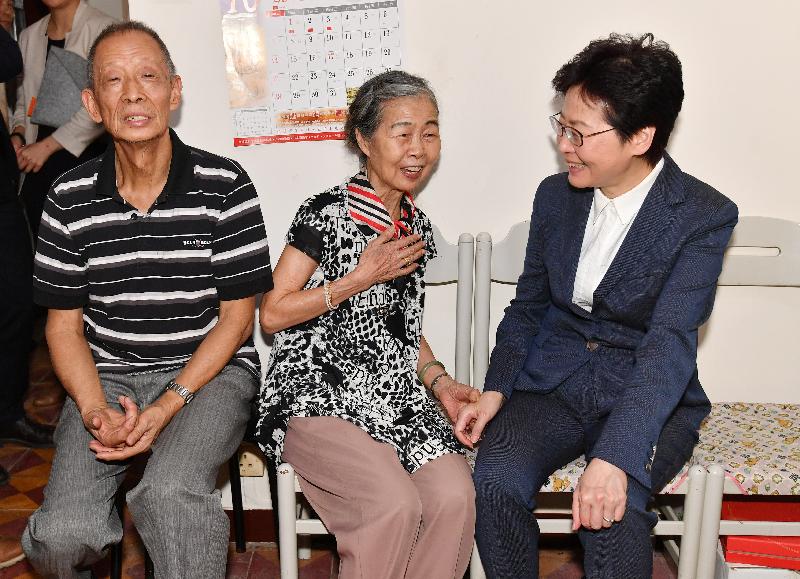 The Chief Executive, Mrs Carrie Lam, visited an old building in Sai Ying Pun this afternoon (October 14) to know more about support measures the residents need in carrying out building maintenance works and introduce to them relevant measures in the Policy Address. Picture shows Mrs Lam visiting a senior resident.
