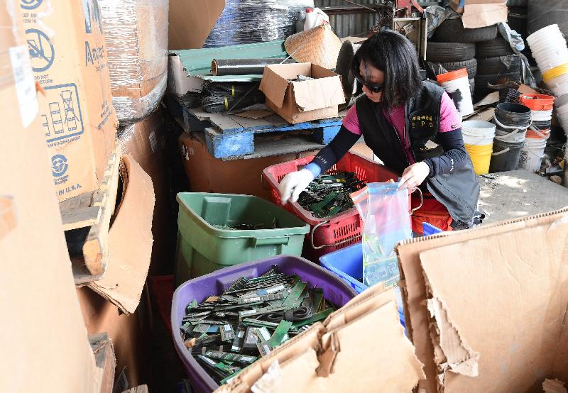 环境保护署十月十二日进行跨部门执法行动，侦破元朗屏山一个回收场涉嫌非法处置有害电子废物。