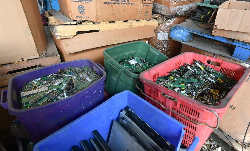 環境保護署十月十二日進行跨部門執法行動，偵破元朗屏山一個回收場涉嫌非法處置有害電子廢物。