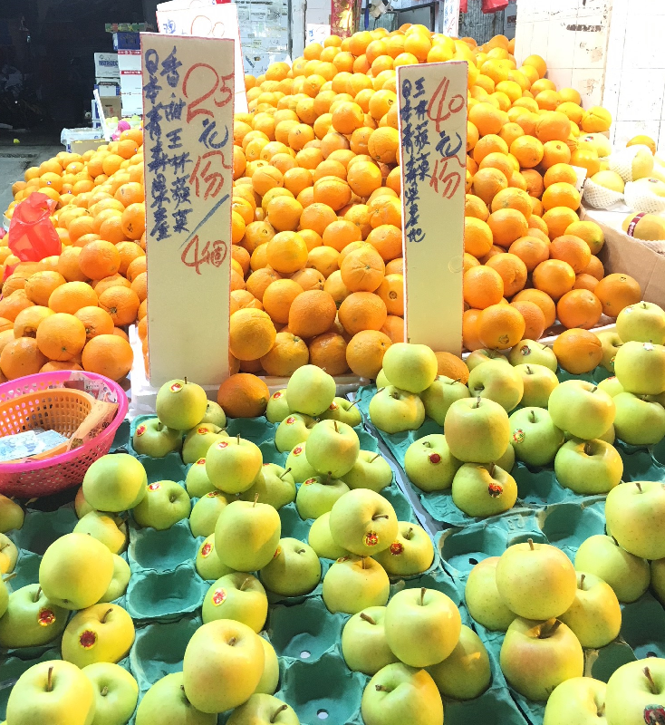 香港海關昨日（十月十四日）在大埔一間水果零售商檢獲一百九十二個懷疑附有虛假品種說明的蘋果，估計市值約一千五百元。