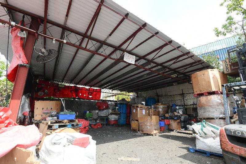 The Environmental Protection Department conducted an inter-departmental enforcement operation on October 12 and detected the illegal handling of hazardous electronic waste by a recycling site at Ping Shan in Yuen Long. 