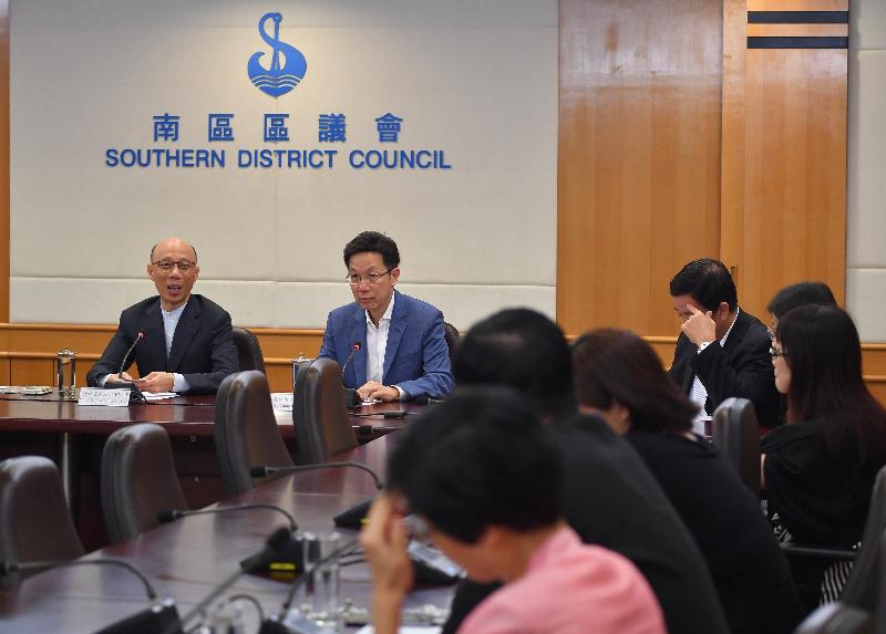 环境局局长黄锦星（左一）今日（十月十五日）到访南区区议会，与主席朱庆虹（左二）及一众区议员会面。