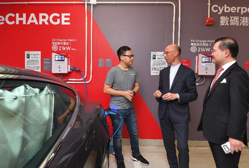 The Secretary for the Environment, Mr Wong Kam-sing (centre), visited Cyberport today (October 15) and observed the application of technologies by a green startup to electric vehicle charging equipment.