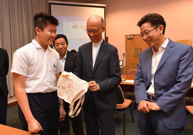 The Secretary for the Environment, Mr Wong Kam-sing (second right), visited the Ebenezer School and Home for the Visually Impaired today (October 15) to see for himself the environmental products produced by the students.
