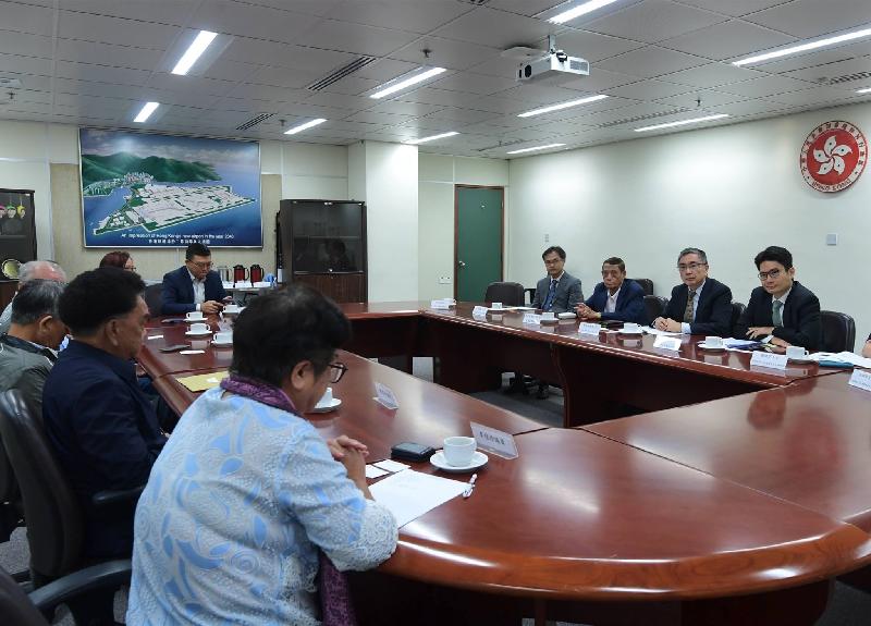 The Secretary for Financial Services and the Treasury, Mr James Lau (second right) exchanged views with the Chairman of Islands District Council, Mr Chow Yuk-tong (third right) and other Council members on banking services at district level and other district issues of concern today (October 15). Also pictured are the District Officer (Islands), Mr Anthony Li (fourth right), and the Under Secretary for Financial Services and the Treasury, Mr Joseph Chan (first right). 