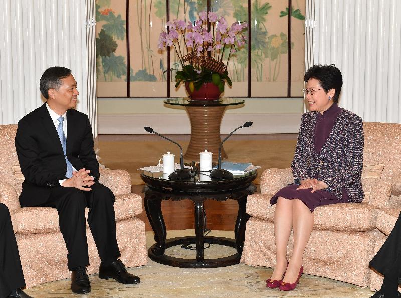 The Chief Executive, Mrs Carrie Lam (right), met the Secretary of the CPC Guangzhou Municipal Committee, Mr Zhang Shuofu (left), at Government House this morning (October 15).