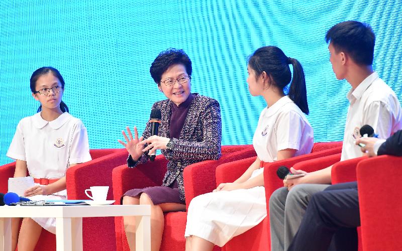 The Chief Executive, Mrs Carrie Lam (second left), visited the TWGHs Wong Fut Nam College this afternoon (October 15) to hold a forum on the 2018 Policy Address with over 700 secondary students. 