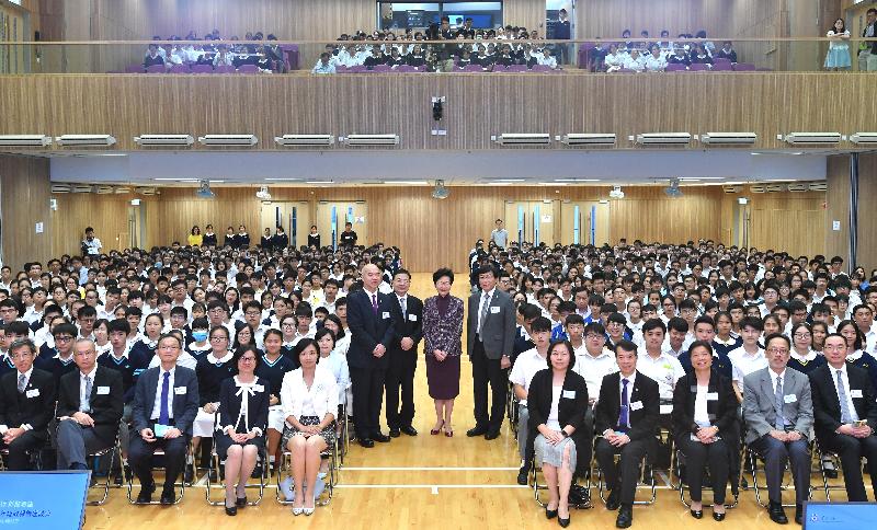 The Chief Executive, Mrs Carrie Lam, visited the TWGHs Wong Fut Nam College this afternoon (October 15) to hold a forum on the 2018 Policy Address with over 700 secondary students. 