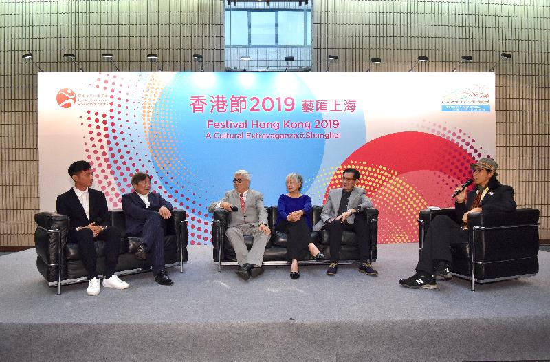 Festival Hong Kong 2019 – A Cultural Extravaganza@Shanghai will be held in Shanghai in November next year. The Artistic Director of "Legend of White Snake" by the Chinese Artists Association of Hong Kong (second right), Mr Sun Kim-long; the Executive Director of the Hong Kong Arts Festival, Ms Tisa Ho (third right); the Artistic Director of the Hong Kong Repertory Theatre, Mr Anthony Chan (third left); the Artistic Director of Chung Ying Theatre Company, Mr Ko Tin-lung (second left); and guest performer of Zuni Icosahedron Mr Wong Ka-jeng (first left) attended a press conference today (October 16) to discuss their proposed programmes alongside the moderator, Mr Wong Chi-chung (first right).
