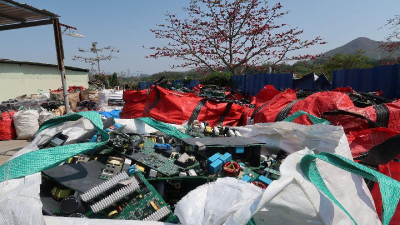 環境保護署人員今年三月在跨部門突擊執法行動中，於新界回收場發現大量露天擺放的廢印刷電路板。